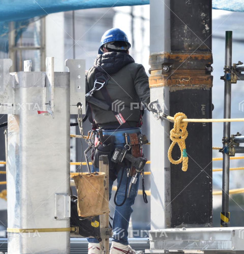 建設現場で働く人の写真